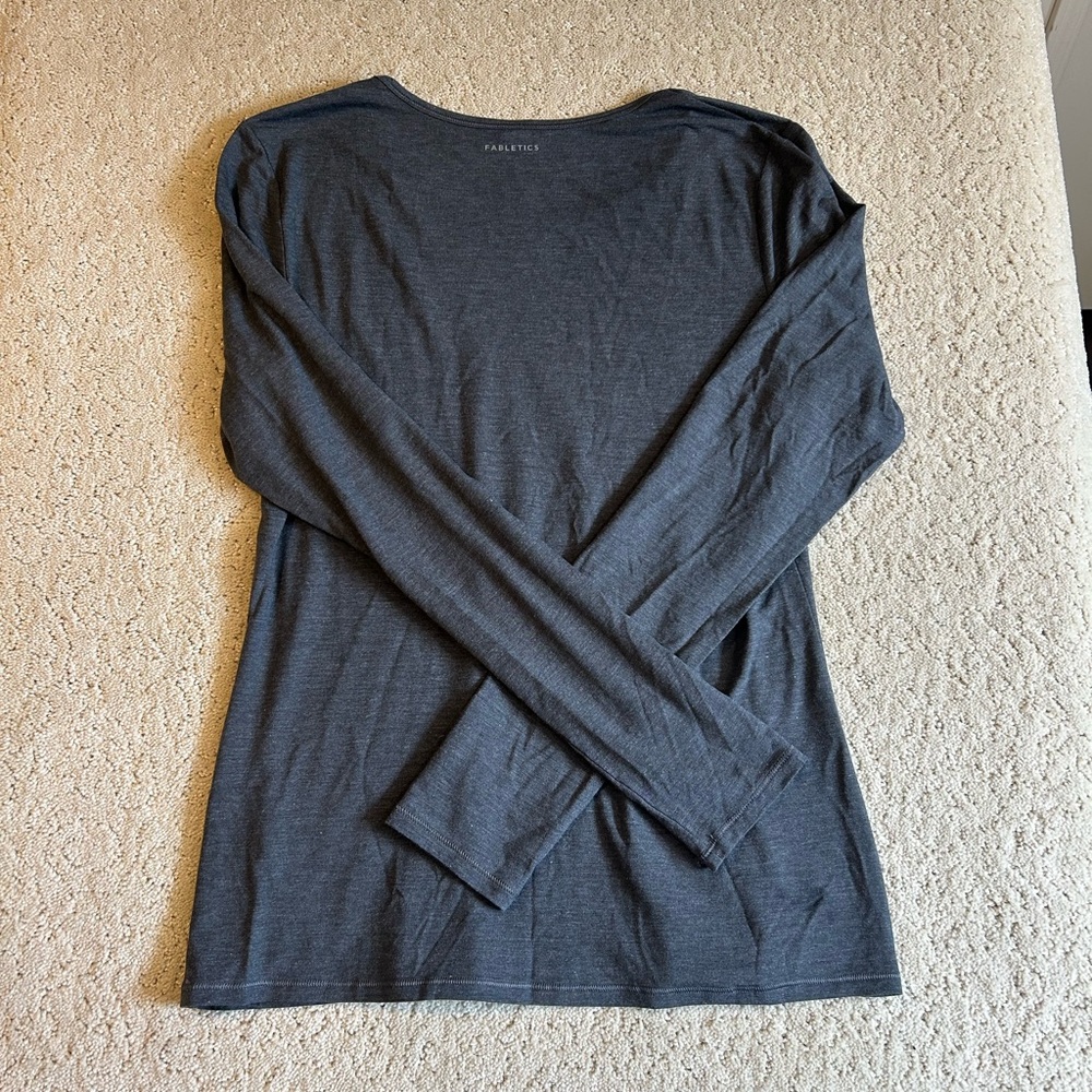 Fabletics Women’s Gray‎ Long Sleeves Lightweight Top Size Medium - Picture 2 of 7
